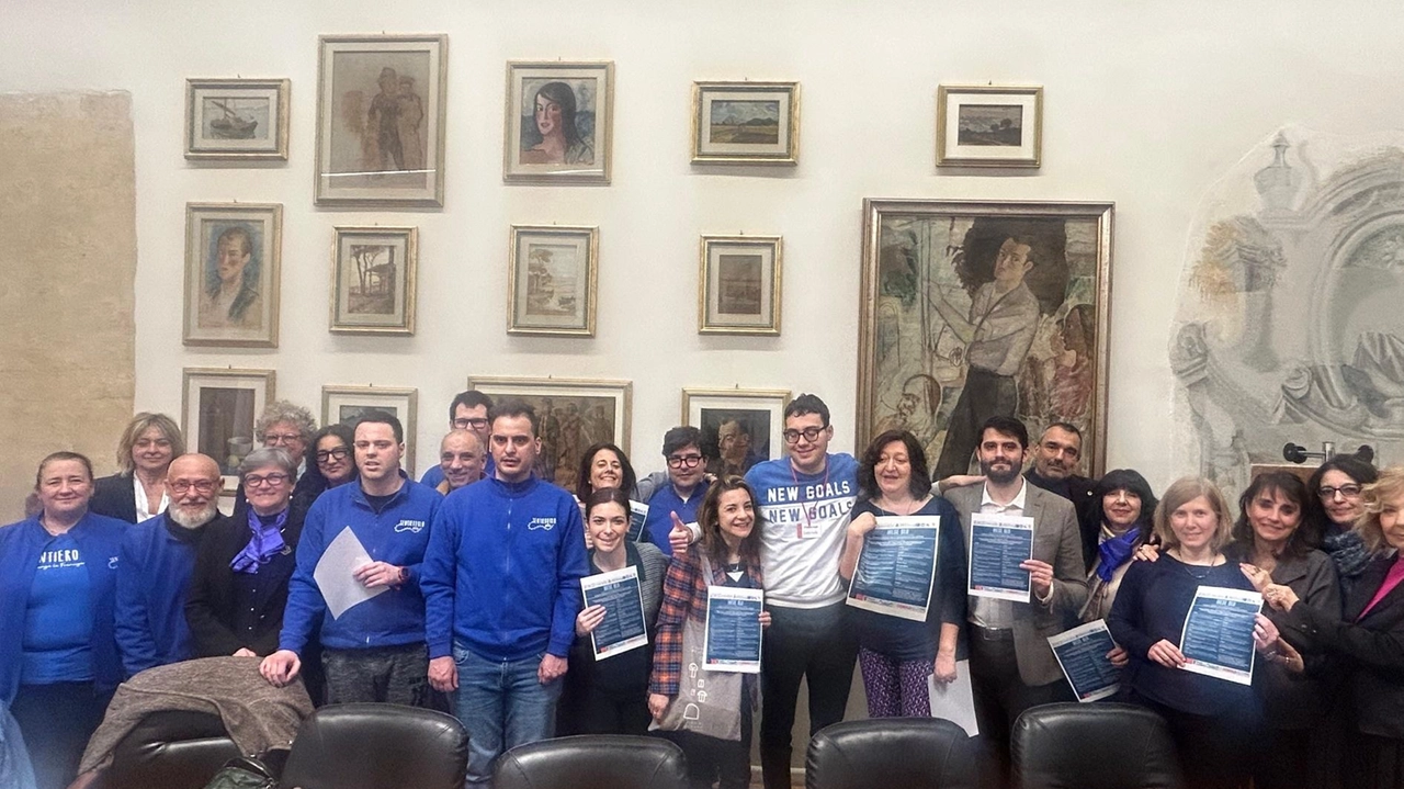 Tra le iniziative di mercoledì anche l’esibizione della band ritmica Rataplan. E il Castello si illumina di blu