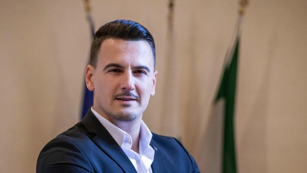 In alto il leghista, vicino a Roberto Vannacci, Claudiu Stanasel A fianco la coordinatrice comunale di Forza Italia Silvia Guarducci In alto il leghista, vicino a Roberto Vannacci, Claudiu Stanasel A fianco la coordinatrice comunale di Forza Italia Silvia Guarducci