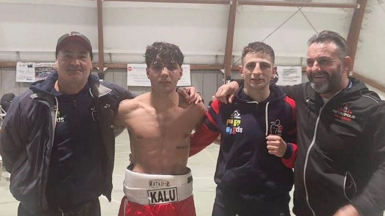 I forti pugili Simone Kaludjerovic e Stefano Cipolla con gli allenatori Melappioni e Moriconi I forti pugili Simone Kaludjerovic e Stefano Cipolla con gli allenatori Melappioni e Moriconi