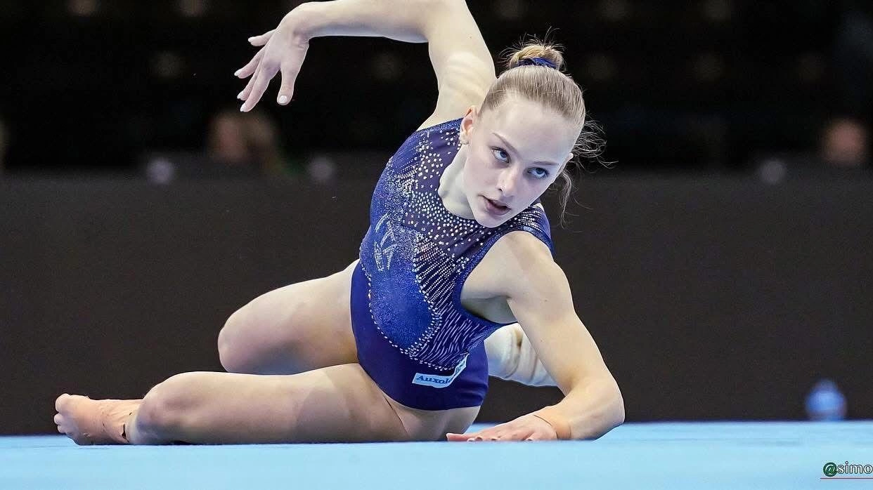 La 17enne empolese Sofia Tonelli durante una gara di ginnastica artistica La 17enne empolese Sofia Tonelli durante una gara di ginnastica artistica