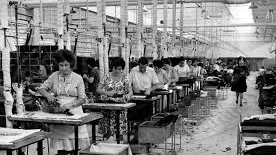 Le Leboline al lavoro in fabbrica