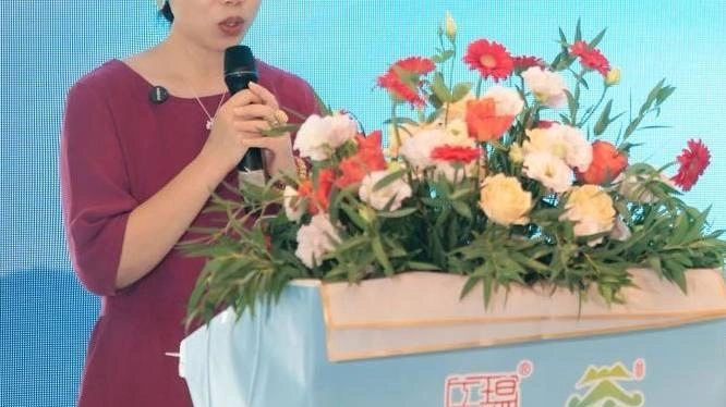 Cristina Hua, pratese d’adozione e responsabile del centro culturale Zentè, che da anni pronuove la cultura del tè Cristina Hua, pratese d’adozione e responsabile del centro culturale Zentè, che da anni pronuove la cultura del tè