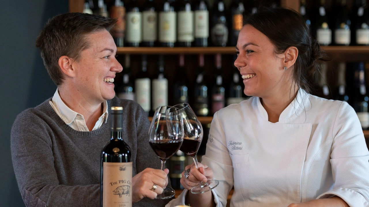 Federica Ritteri (a destra) e Silvia Sarcoli, socia della chef nella gestione del ristorante “Amorvino” che si trova all’interno della Tenuta Fertuna in località Grilli. La chef ha cucinato per i ministri dell’agricoltura al “G7” Federica Ritteri (a destra) e Silvia Sarcoli, socia della chef nella gestione del ristorante “Amorvino” che si trova all’interno della Tenuta Fertuna in località Grilli. La chef ha cucinato per i ministri dell’agricoltura al “G7”
