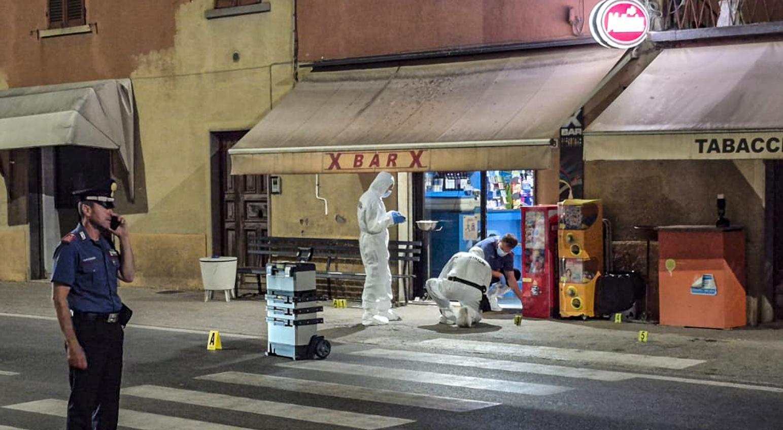 https://www.lanazione.it/image-service/view/acePublic/alias/contentid/NGQ0OGEwOTktYmM1YS00/0/terrore-a-verna-spari-tra-la-gente-raffica-di-colpi-e-caccia-alluomo-mi-ha-puntato-la-pistola-in-faccia.jpeg