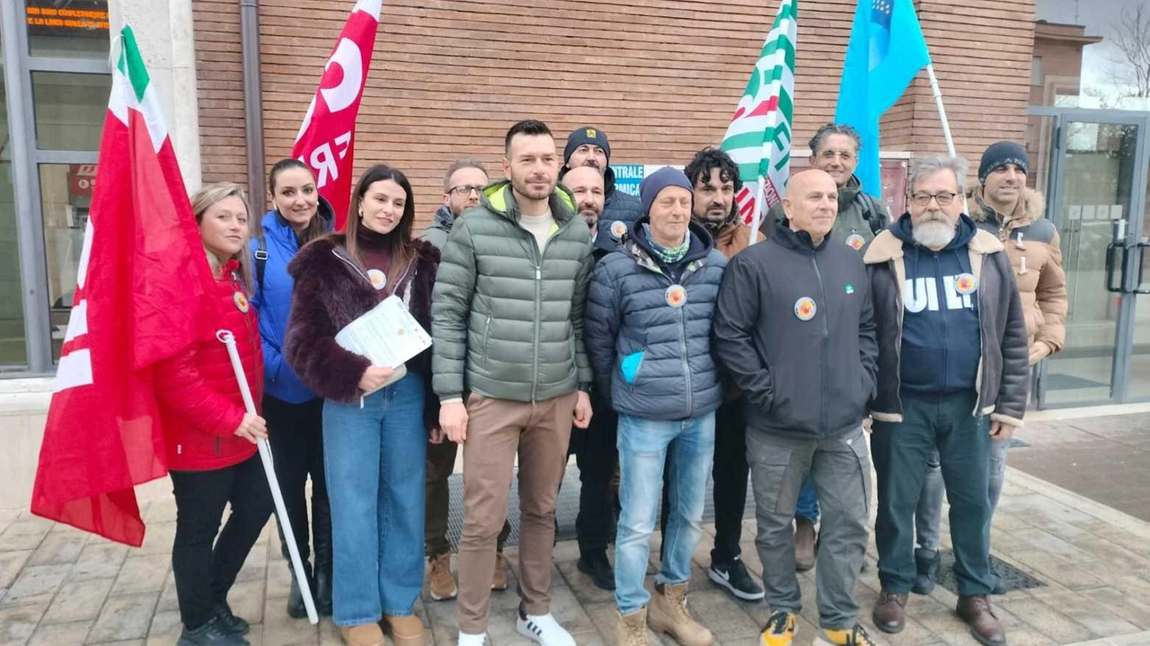 Sit in di lavoratori e sindacalisti Sit in di lavoratori e sindacalisti