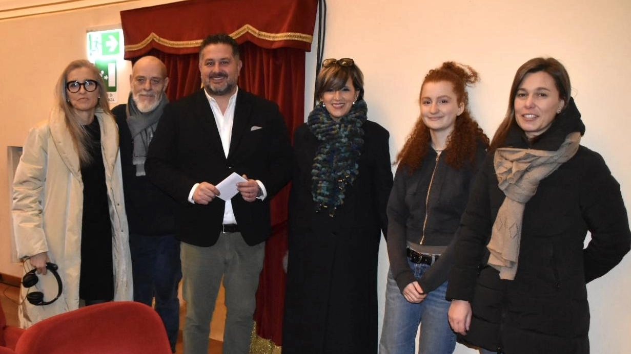 Presentato il dispositivo che consente un perfetto ascolto dei dialoghi anche alle persone con deficit di udito: è stato ideato a Grosseto . Presentato il dispositivo che consente un perfetto ascolto dei dialoghi anche alle persone con deficit di udito: è stato ideato a Grosseto .