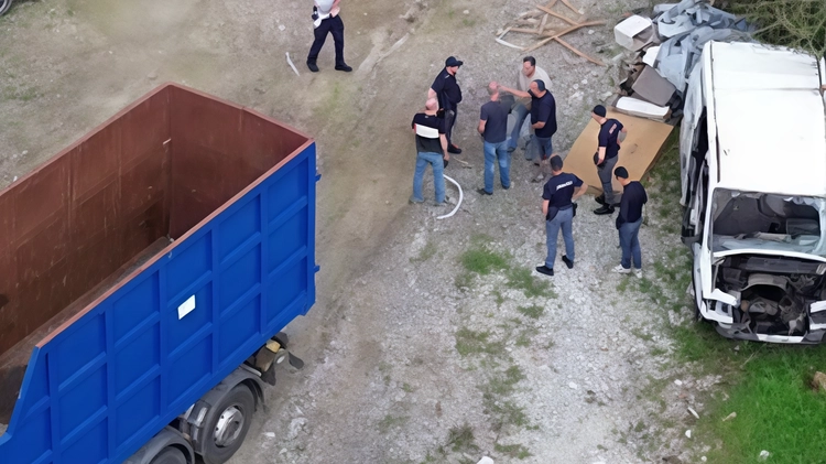 Operazione congiunta della Polizia Municipale e della Questura di Lucca per rimuovere 8 auto e un motociclo abbandonati in via della Scogliera. L'intervento mirava a ripristinare la legalità in un'area diventata discarica abusiva. I mezzi sono stati conferiti in una discarica specializzata. Operazione congiunta della Polizia Municipale e della Questura di Lucca per rimuovere 8 auto e un motociclo abbandonati in via della Scogliera. L'intervento mirava a ripristinare la legalità in un'area diventata discarica abusiva. I mezzi sono stati conferiti in una discarica specializzata.