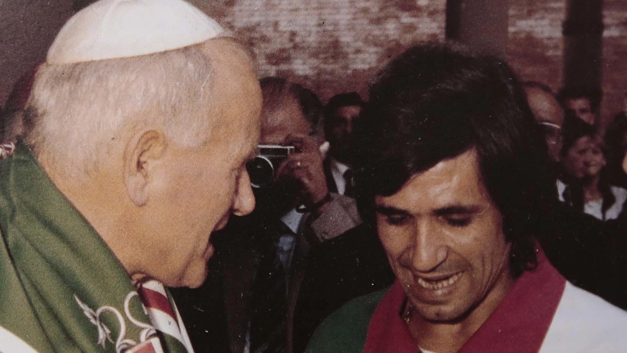 Aceto con il giubbetto dell’Oca e l’allora Papa Giovanni Paolo II con il fazzoletto di Fontebranda Aceto con il giubbetto dell’Oca e l’allora Papa Giovanni Paolo II con il fazzoletto di Fontebranda