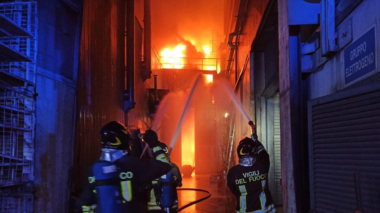 Un trasformatore elettrico scatena un incendio alla Fonderia F.A. Evacuati venti dipendenti, intervento dei vigili del fuoco. Un trasformatore elettrico scatena un incendio alla Fonderia F.A. Evacuati venti dipendenti, intervento dei vigili del fuoco.