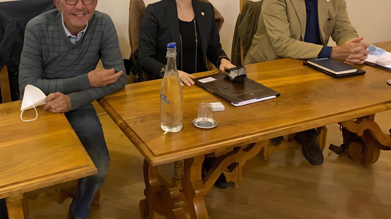 I tre consiglieri di Anghiari Unita che sollevano spiegazioni sul bilancio. Da sinistra Gabriele Furlan, Barbara Croci e Mario Checcaglini I tre consiglieri di Anghiari Unita che sollevano spiegazioni sul bilancio. Da sinistra Gabriele Furlan, Barbara Croci e Mario Checcaglini