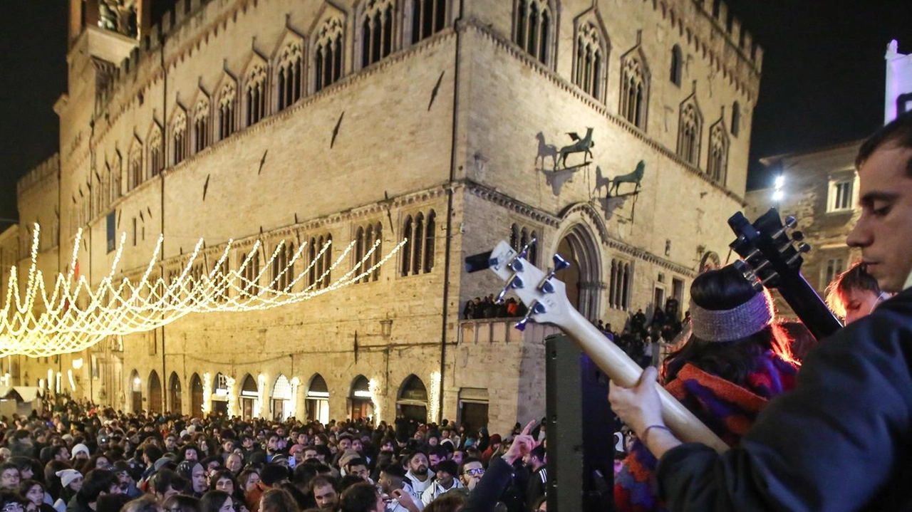 La lunga notte di San Silvestro a Perugia: centro pieno di turisti e residenti per brindare al nuovo anno (Foto Crocchioni) La lunga notte di San Silvestro a Perugia: centro pieno di turisti e residenti per brindare al nuovo anno (Foto Crocchioni)