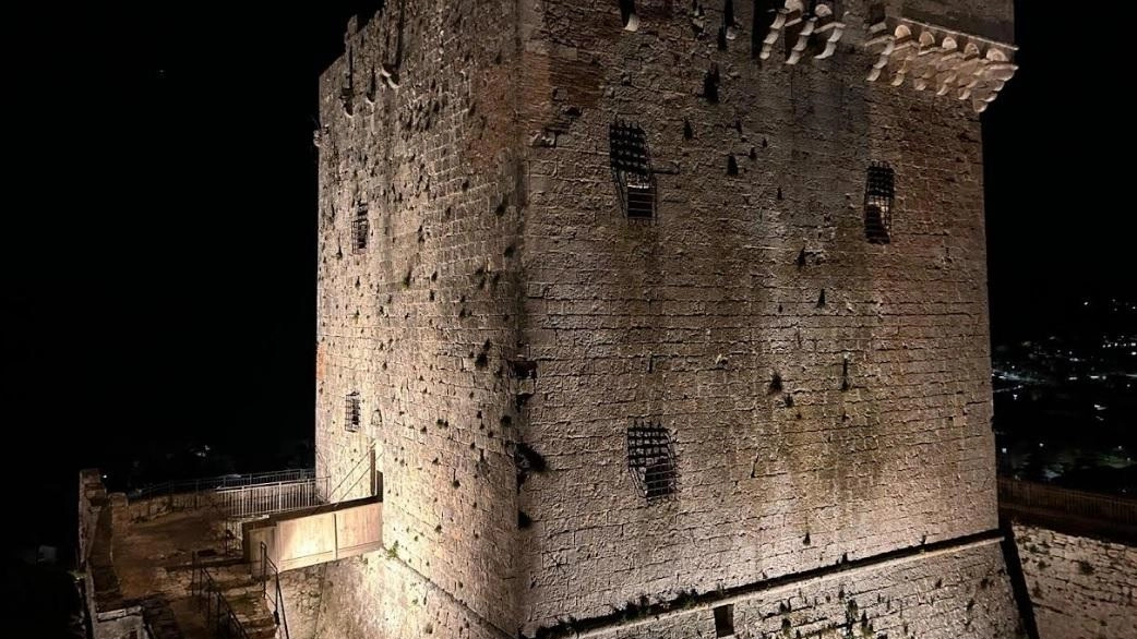 La nuova illuminazione della Rocca di Sarteano, splendida struttura che da quasi mille anni sovrasta il paese