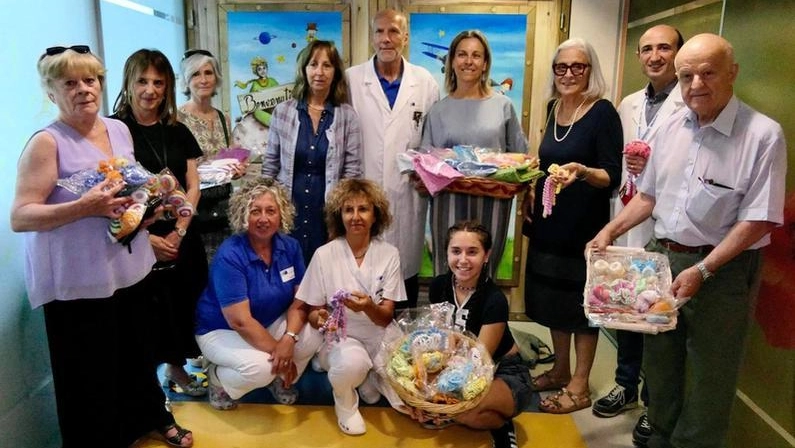 Fatti all’uncinetto, i piccoli polpetti aiutano i bimbi in terapia intensiva. Un dono della contrada Torre di Siena. Fatti all’uncinetto, i piccoli polpetti aiutano i bimbi in terapia intensiva. Un dono della contrada Torre di Siena.