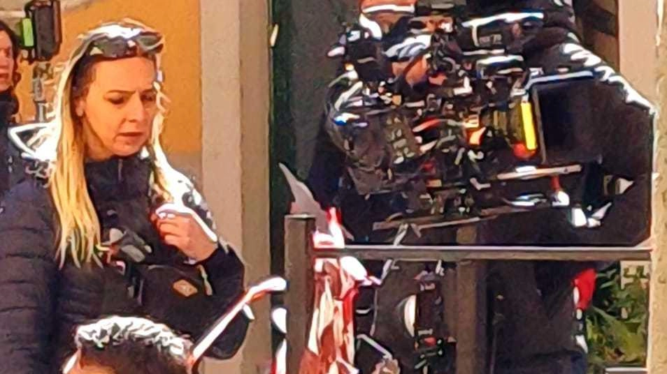 La produzione della serie Netflix ieri mattina in via Domenico Cavalca, a pochi passi dalla torre del Campano Secondo le indiscrezioni si sta girando una nuova stagione di «Di4ri»