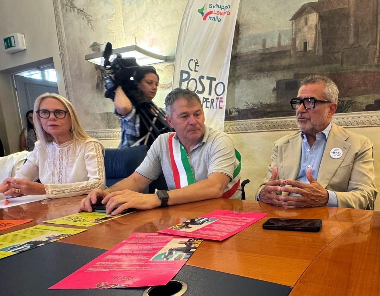 L’incontro tra domanda e offerta. Quattrocento colloqui di lavoro L’incontro tra domanda e offerta. Quattrocento colloqui di lavoro