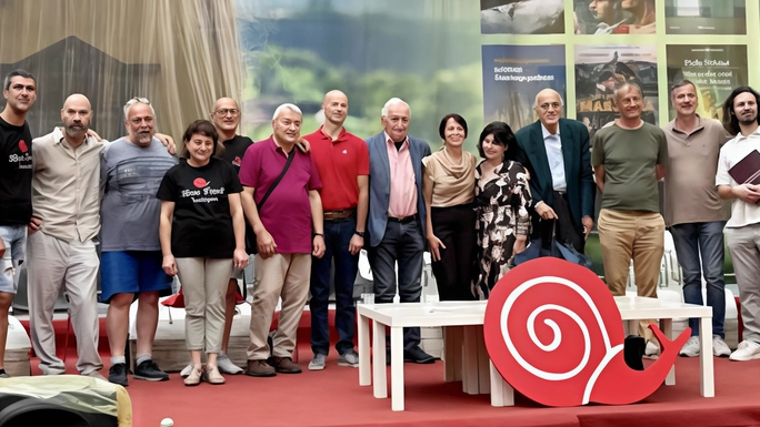 I produttori che hanno dato vita al Mercato della Terra di Slow Food a Pontremoli e una degustazione durante un appuntamento della fase “sperimentale” I produttori che hanno dato vita al Mercato della Terra di Slow Food a Pontremoli e una degustazione durante un appuntamento della fase “sperimentale”