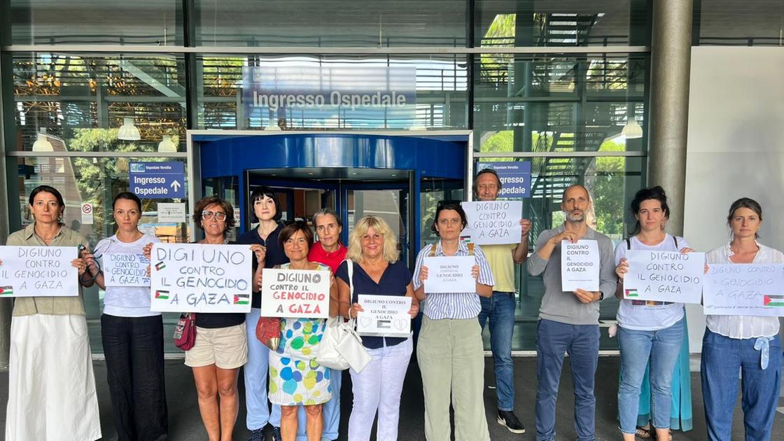 Operatori sanitari: digiuno a staffetta anche davanti all’ospedale Operatori sanitari: digiuno a staffetta anche davanti all’ospedale