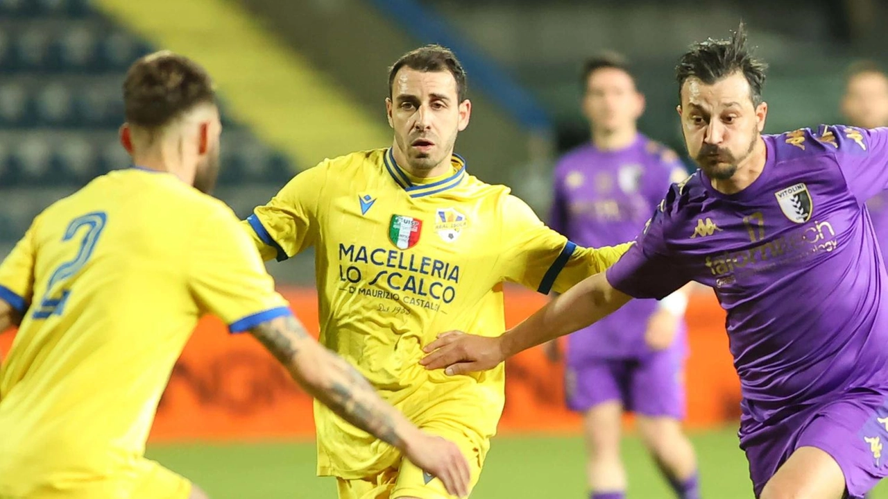 Il Real Isola affronta l'Arenametato per la finalissima regionale, inseguendo il trofeo mancante nella loro bacheca.