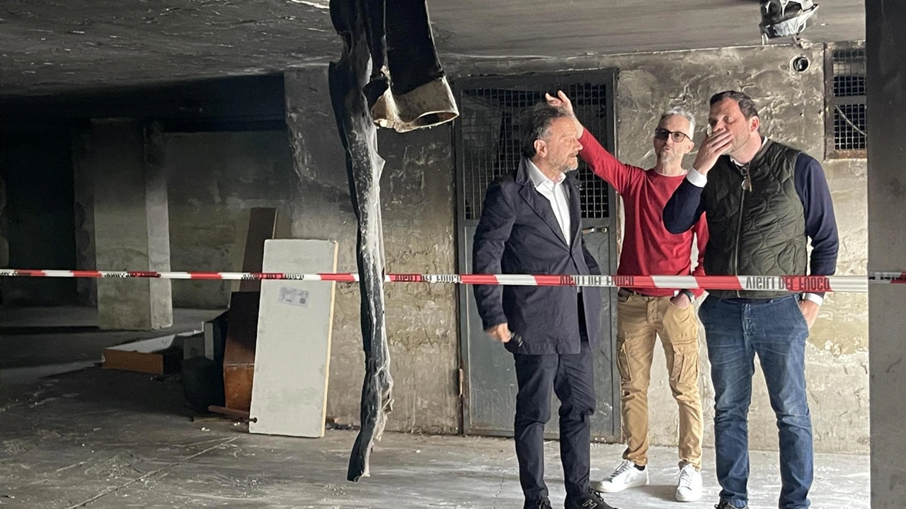 Fiamme e paura. Incendio colposo nel seminterrato. Tubature distrutte