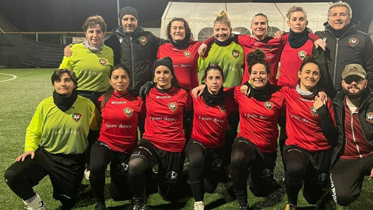 A Castellina Scalo la squadra femminile di calcio a cinque si impone nella categoria Play League Sport. Le ragazze (nella... A Castellina Scalo la squadra femminile di calcio a cinque si impone nella categoria Play League Sport. Le ragazze (nella...