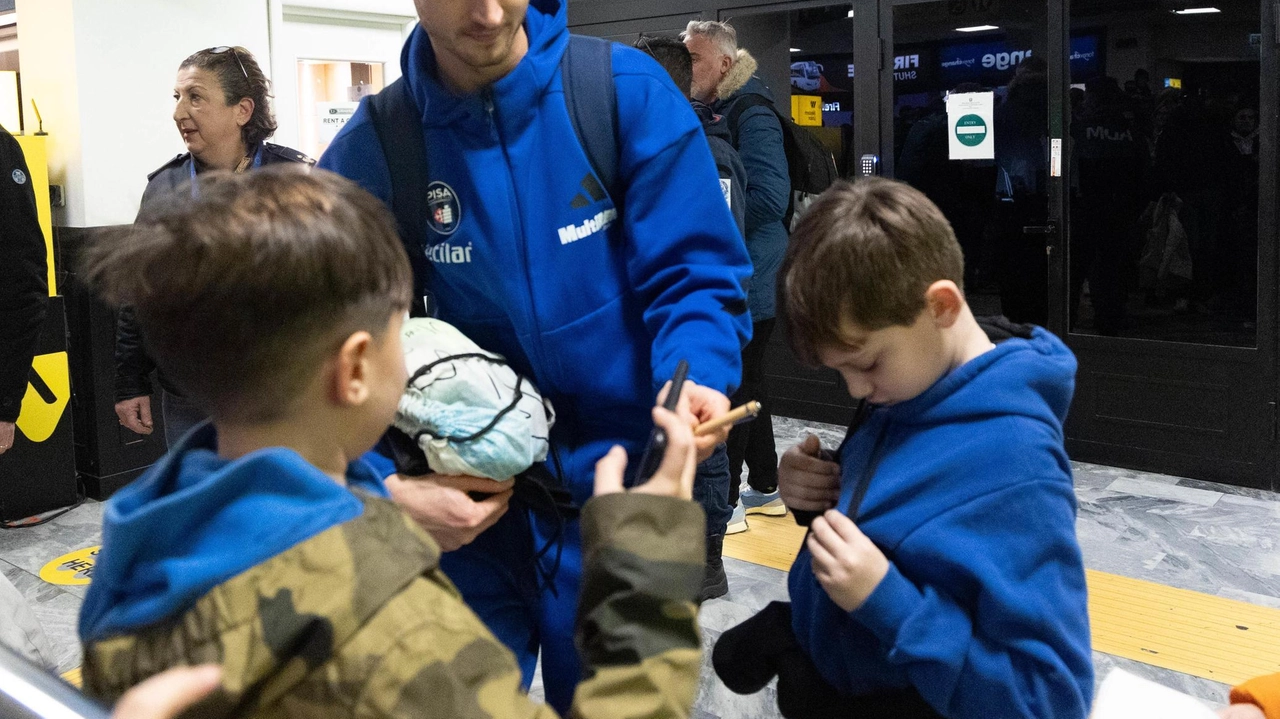 Entusiasmo ormai alle stelle per la squadra di Inzaghi accolta come le star: famiglie intere al gate, tra video, foto e autografi . Entusiasmo ormai alle stelle per la squadra di Inzaghi accolta come le star: famiglie intere al gate, tra video, foto e autografi .