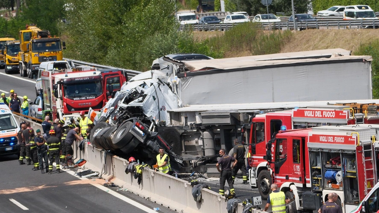 Il gravissimo incidente avvenuto lunedì sull’autostrada A1, nel tratto valdarnese, in cui un’ambulanza della Misericordia di Terranuova Bracciolini è stata travolta. da un mezzo pesante Il gravissimo incidente avvenuto lunedì sull’autostrada A1, nel tratto valdarnese, in cui un’ambulanza della Misericordia di Terranuova Bracciolini è stata travolta. da un mezzo pesante