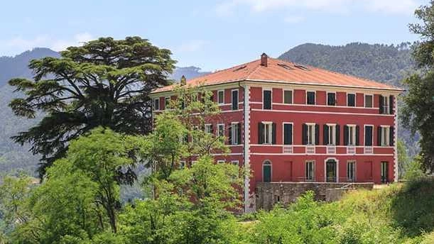 La storica dimora del poeta Lorenzo Costa negli anni scorsi era stata ristrutturata per essere trasformata in un resort a 4 stelle con vista sulla piana di Beverino La storica dimora del poeta Lorenzo Costa negli anni scorsi era stata ristrutturata per essere trasformata in un resort a 4 stelle con vista sulla piana di Beverino