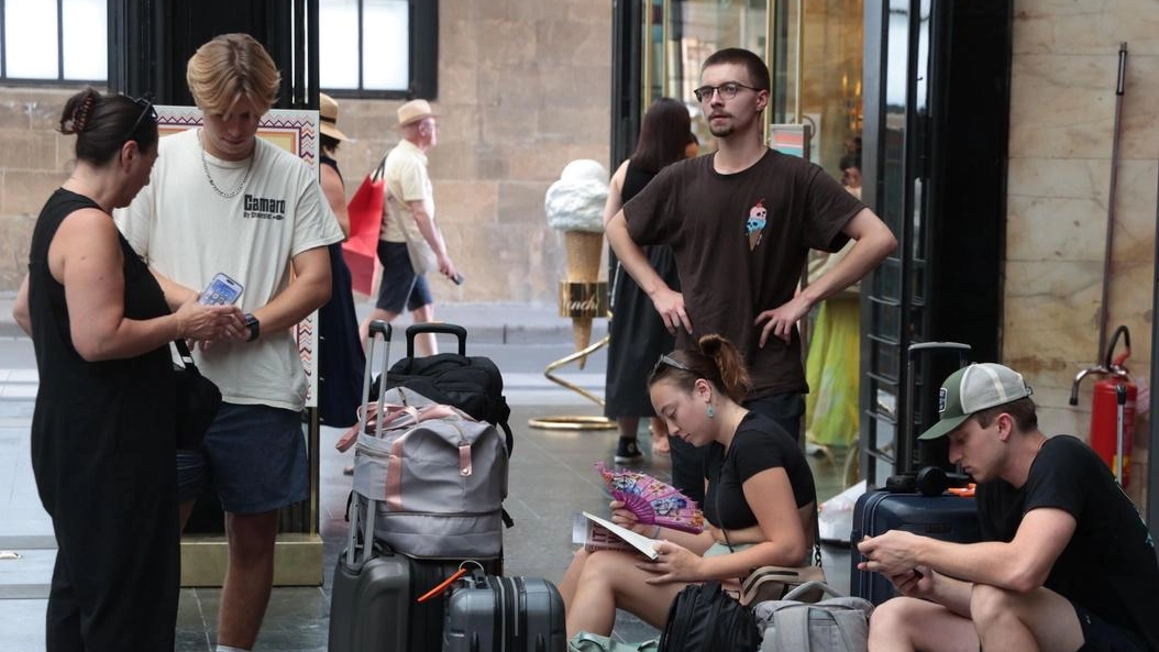 Un gruppo di turisti appena arrivato alla stazione di Santa Maria Novella