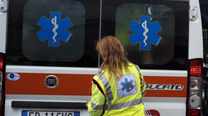 Ambulanza (immagine di repertorio) Ambulanza (immagine di repertorio)