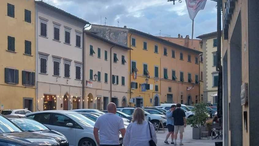 L’attuale situazione di piazza del popolo piena di auto in sosta L’attuale situazione di piazza del popolo piena di auto in sosta