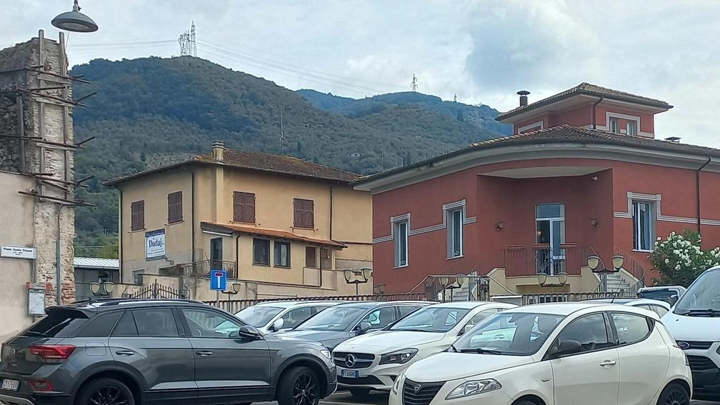 I posti auto per residenti, tracciati di giallo, nella piazza intitolata al professor Danilo Orlandi. Nei weekend estivi vengono quasi sempre occupati dai forestieri I posti auto per residenti, tracciati di giallo, nella piazza intitolata al professor Danilo Orlandi. Nei weekend estivi vengono quasi sempre occupati dai forestieri