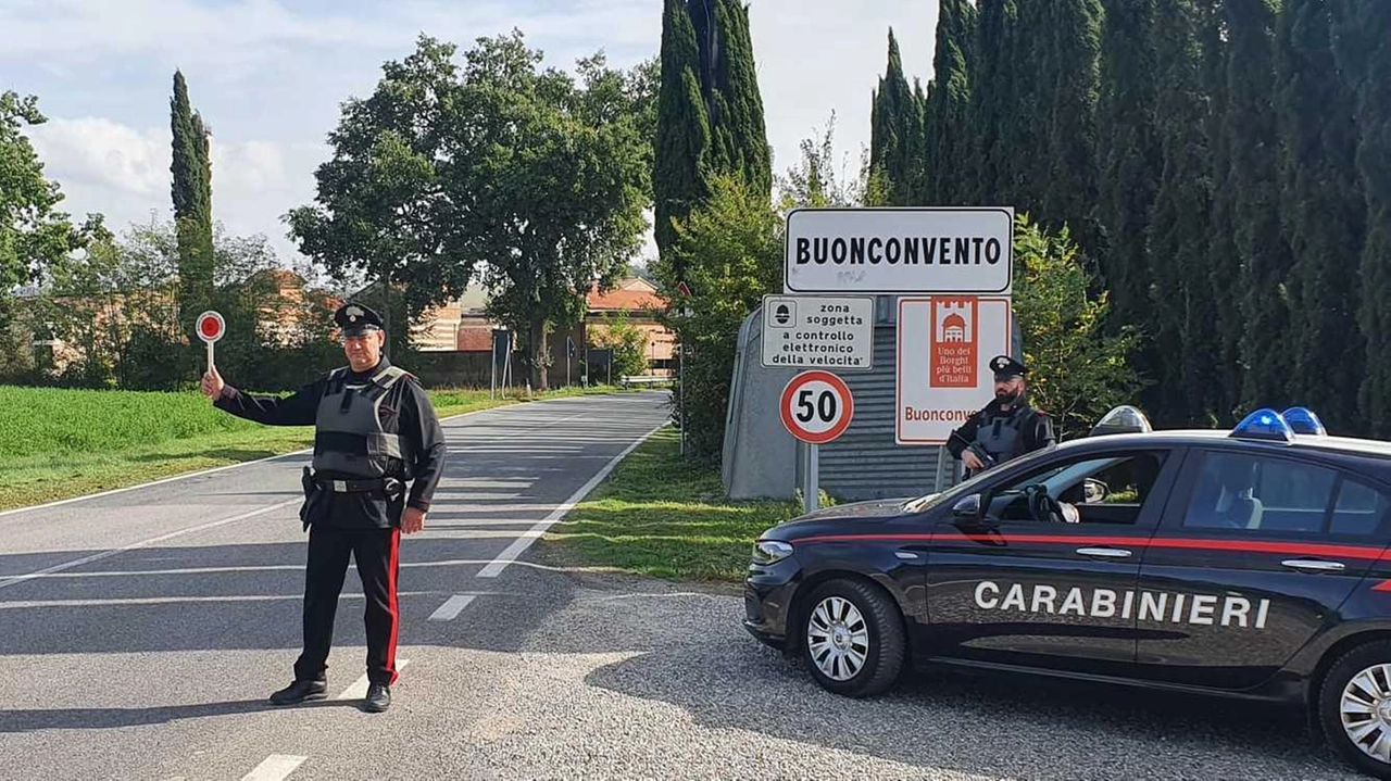 Carabinieri all’ingresso di Buonconvento mentre effettuano controlli Qui è stata tentata la truffa Carabinieri all’ingresso di Buonconvento mentre effettuano controlli Qui è stata tentata la truffa