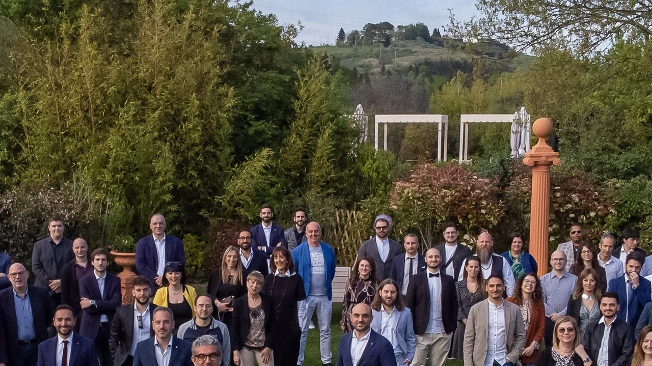 Foto di gruppo per l’azienda empolese che sta tagliando un altro importante traguardo di sviluppo Foto di gruppo per l’azienda empolese che sta tagliando un altro importante traguardo di sviluppo