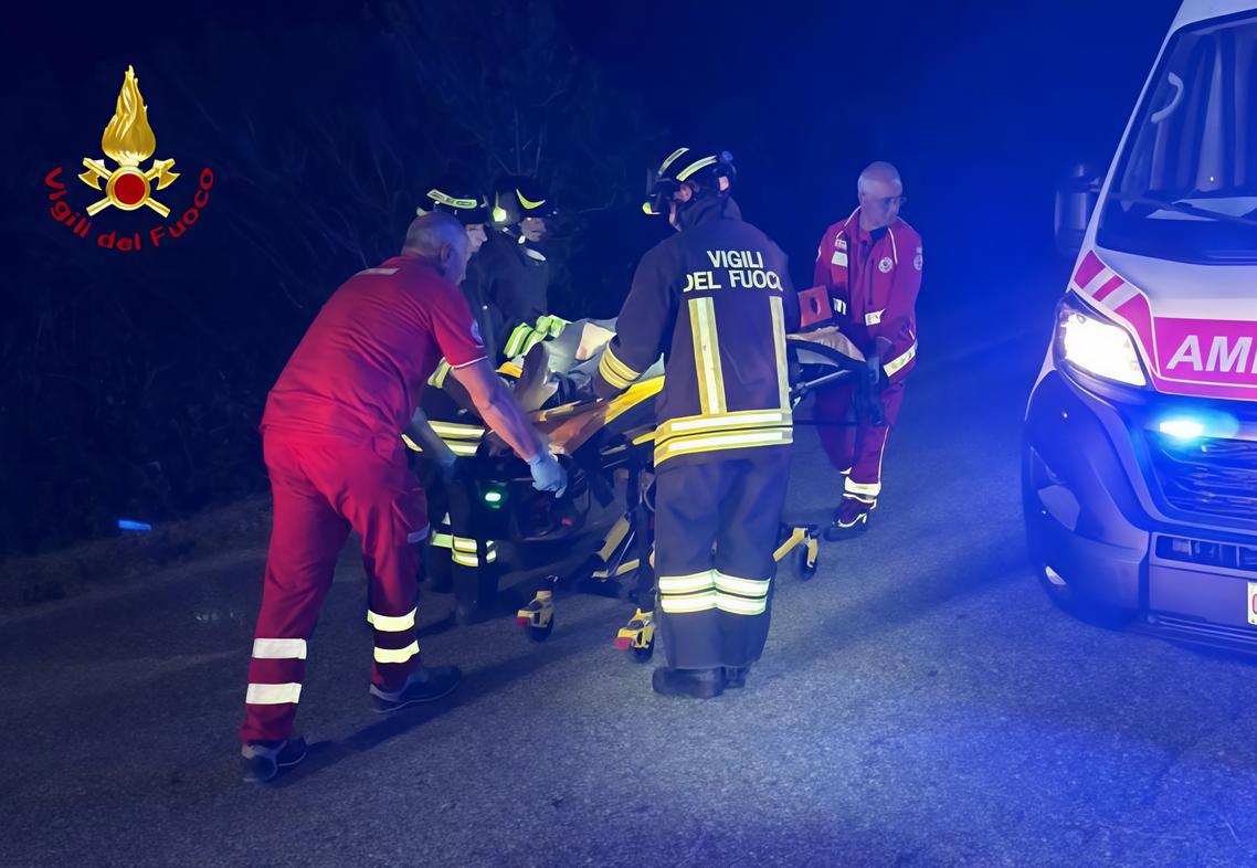 https://www.lanazione.it/image-service/view/acePublic/alias/contentid/NGRiNjkxMGYtMjNiNy00/0/auto-fuori-strada-uomo-ferito-veicolo-si-rovescia-dopo-lo-scontro.jpeg