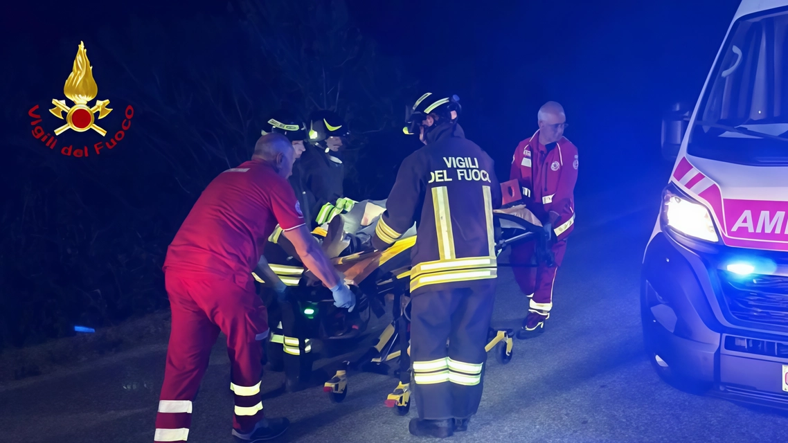 I soccorsi all’automobilista rimasto ferito nell’incidente di domenica notte La sua auto è sbandata finendo fuori strada