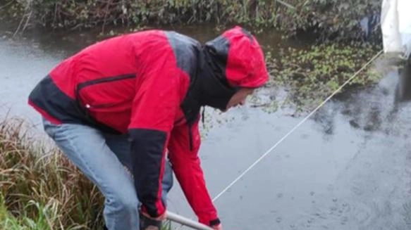 Un campionamento di acqua e fanghi effettuato dal comune di Pietrasanta per fare un punto della situazione sulla salute del Lago di Porta Un campionamento di acqua e fanghi effettuato dal comune di Pietrasanta per fare un punto della situazione sulla salute del Lago di Porta