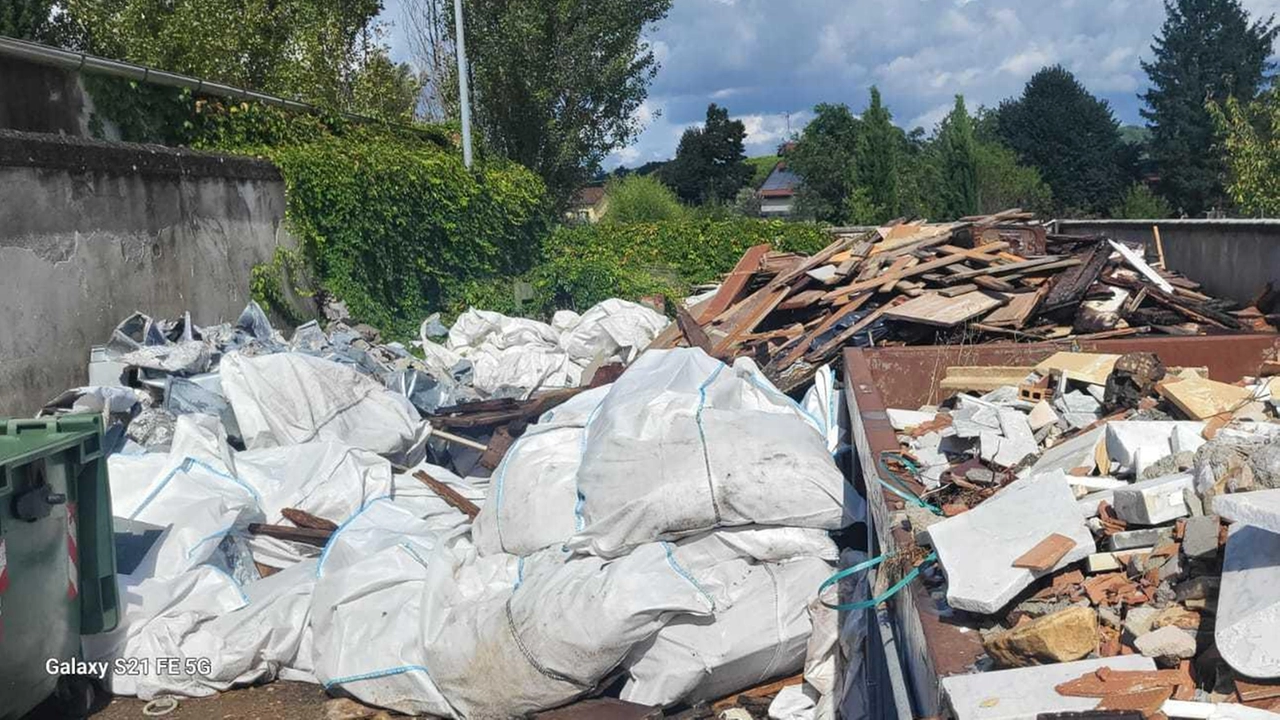 Dal cimitero comunale di Sarzana provengono odori nauseabondi. Il motivo? La tardiva bonifica della zona stoccaggio rifiuti. A denunciare una...