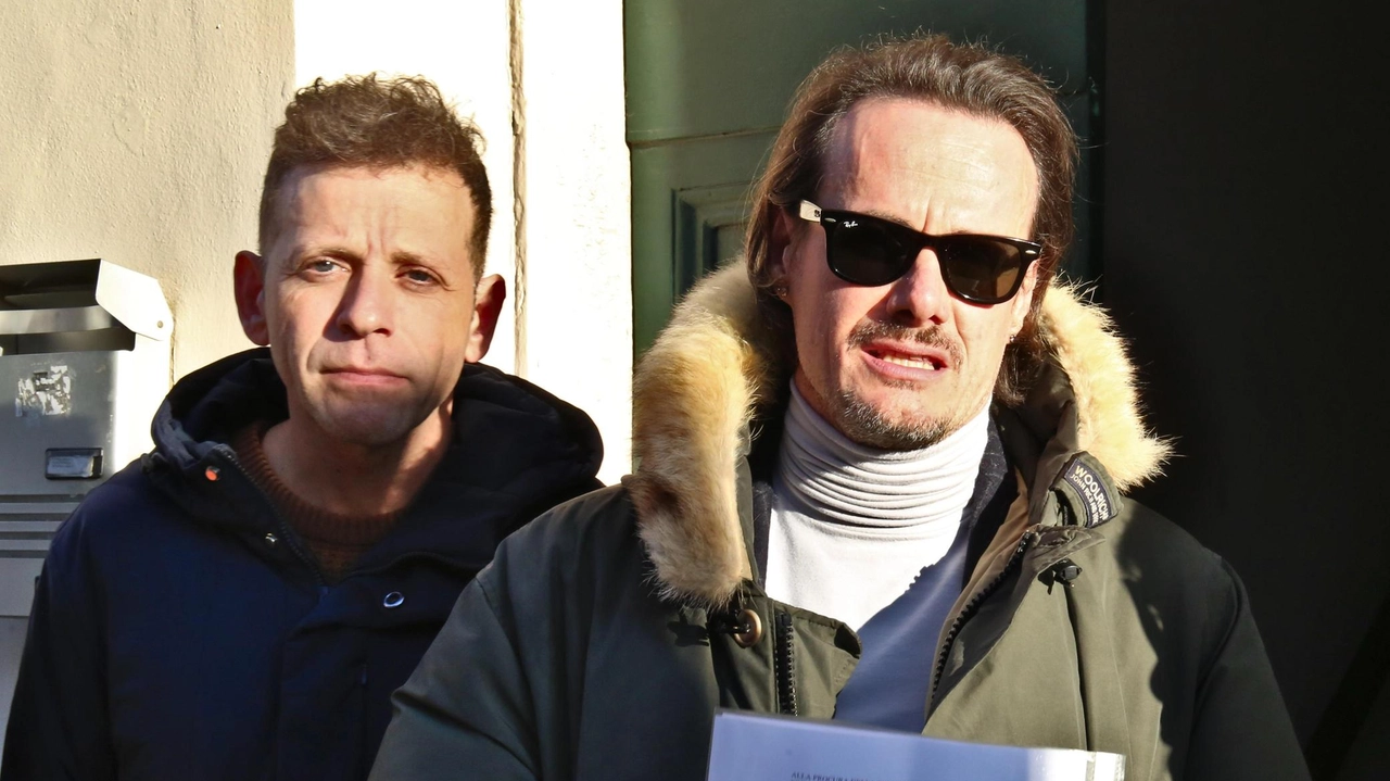 Samuele Ferretti (a sinistra) e il sindaco Gabriele Gasperini durante la conferenza stampa della giunta davanti alla casa di via Nazario Sauro che la famiglia rom voleva occupare (foto Bongianni/Germogli)