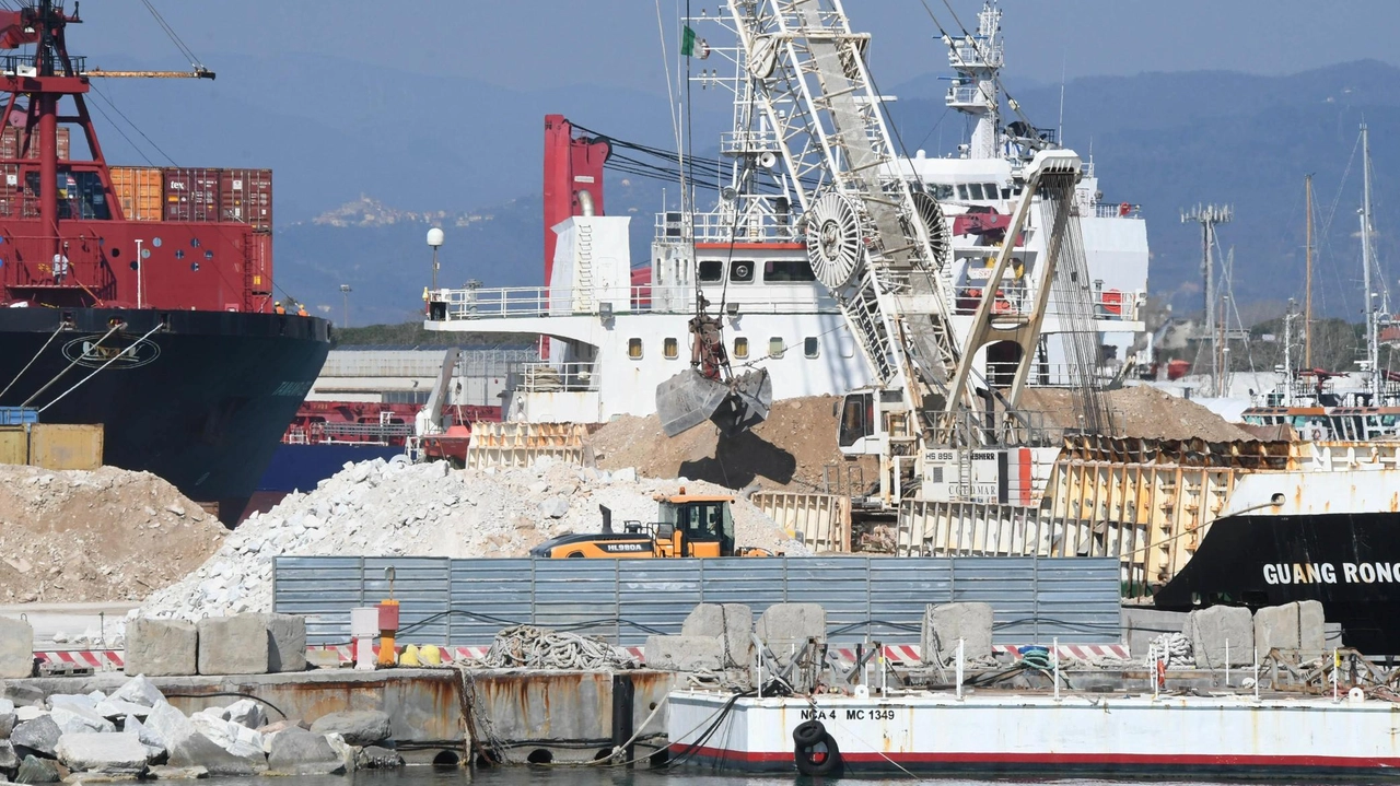 La stoccata: "Chi ha a cuore l’ambiente cosa ne pensa degli yacht al largo?". Anche il Pri toscano blocca "le inutili strumentalizzazioni. Serve una svolta". La stoccata: "Chi ha a cuore l’ambiente cosa ne pensa degli yacht al largo?". Anche il Pri toscano blocca "le inutili strumentalizzazioni. Serve una svolta".
