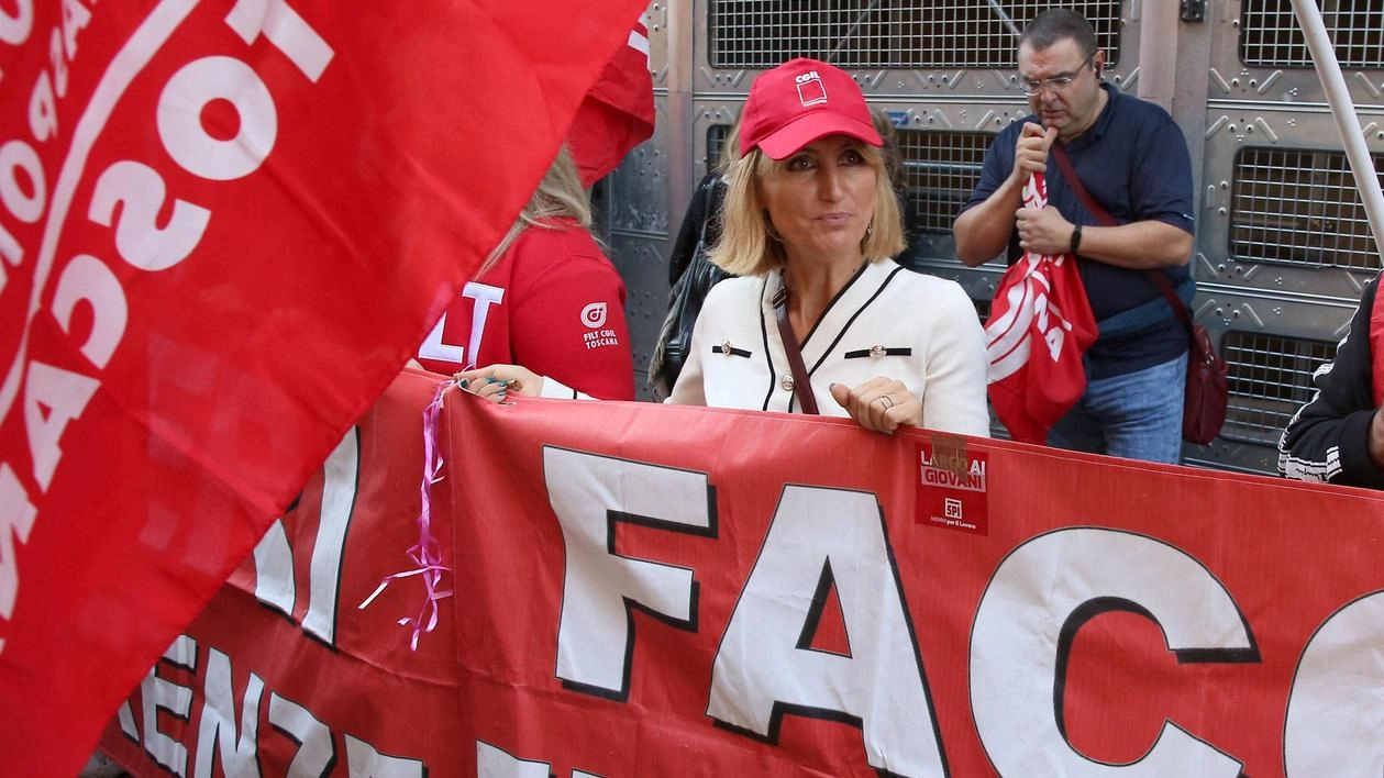 Aumento del caporalato e sfruttamento nella logistica toscana denunciato da Filt-Cgil: presidio di protesta a Firenze per difendere salari e diritti dei lavoratori. Aumento del caporalato e sfruttamento nella logistica toscana denunciato da Filt-Cgil: presidio di protesta a Firenze per difendere salari e diritti dei lavoratori.