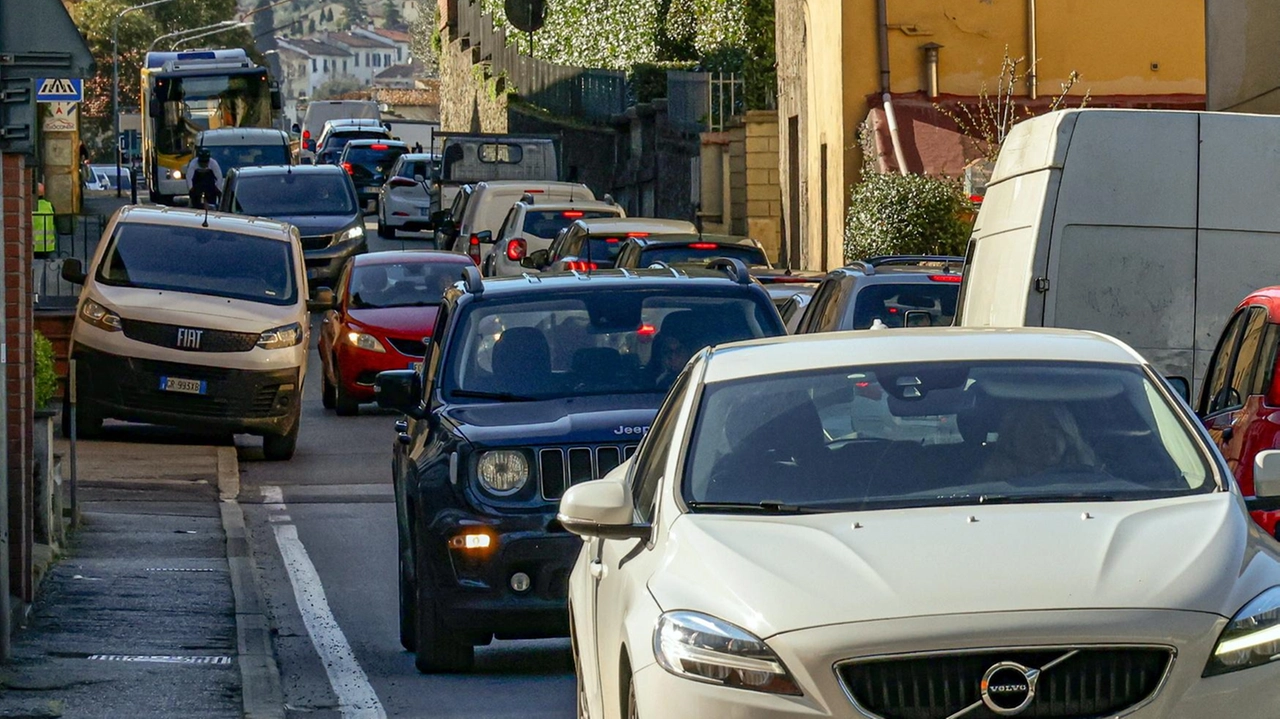Lunghe code e sosta selvaggia nelle Signe come conseguenza delle strade bloccate da frane e dalla stazione chiusa