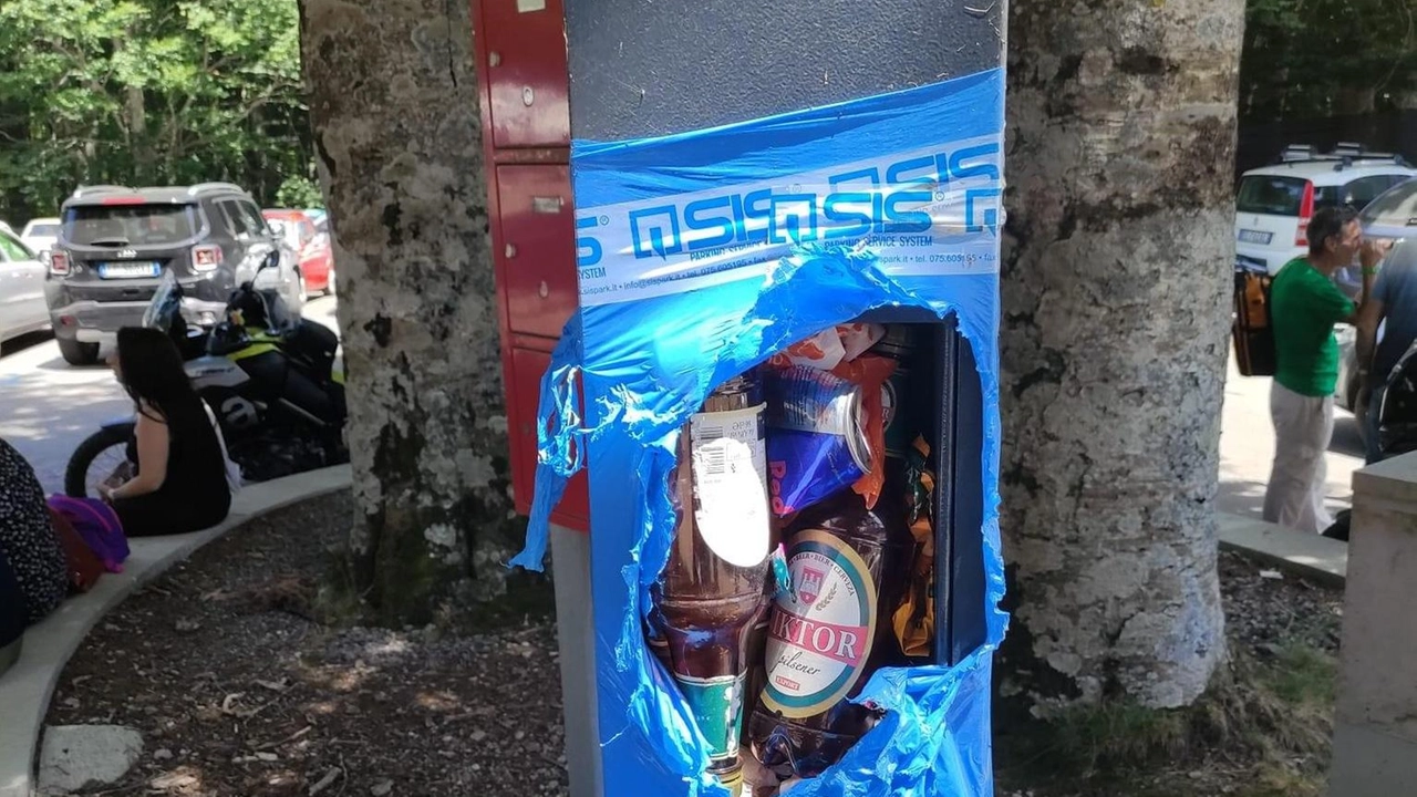 L’«opera» realizzata dagli incivili: rifiuti infilati all’interno del parchimetro L’«opera» realizzata dagli incivili: rifiuti infilati all’interno del parchimetro