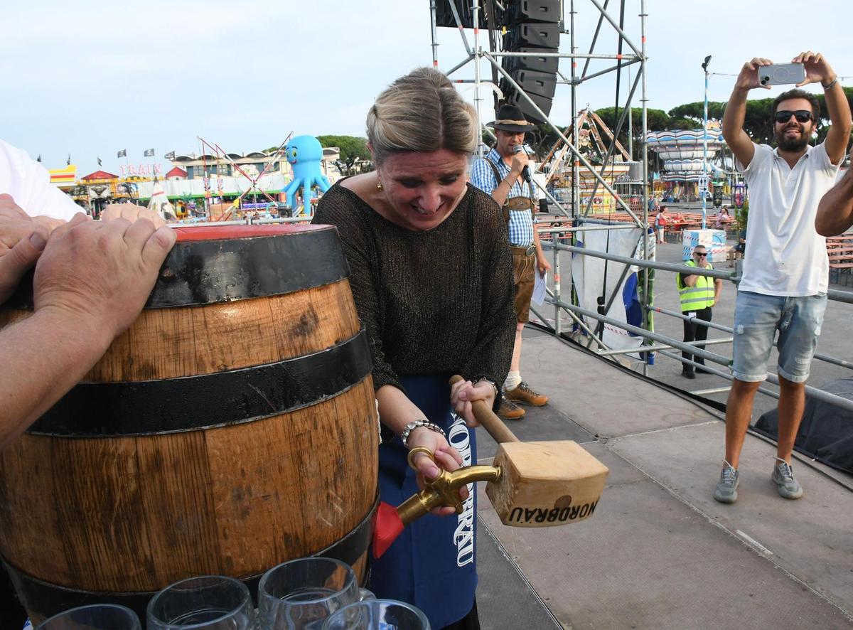 https://www.lanazione.it/image-service/view/acePublic/alias/contentid/NGRlNzIzMDktNjM3OS00/0/oggi-lapertura-della-botte-parte-la-festa-della-birra-con-musica-e-prodotti-bavaresi.jpeg?f=1.91:1&w=1200