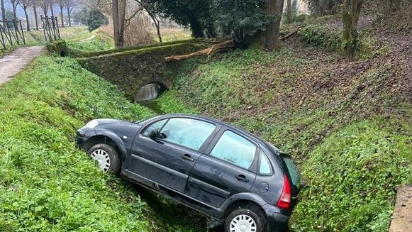 L’auto con a bordo alcuni giovani finita fuori strada nei pressi del lago Teneri. La municipale ha multato la conducente L’auto con a bordo alcuni giovani finita fuori strada nei pressi del lago Teneri. La municipale ha multato la conducente