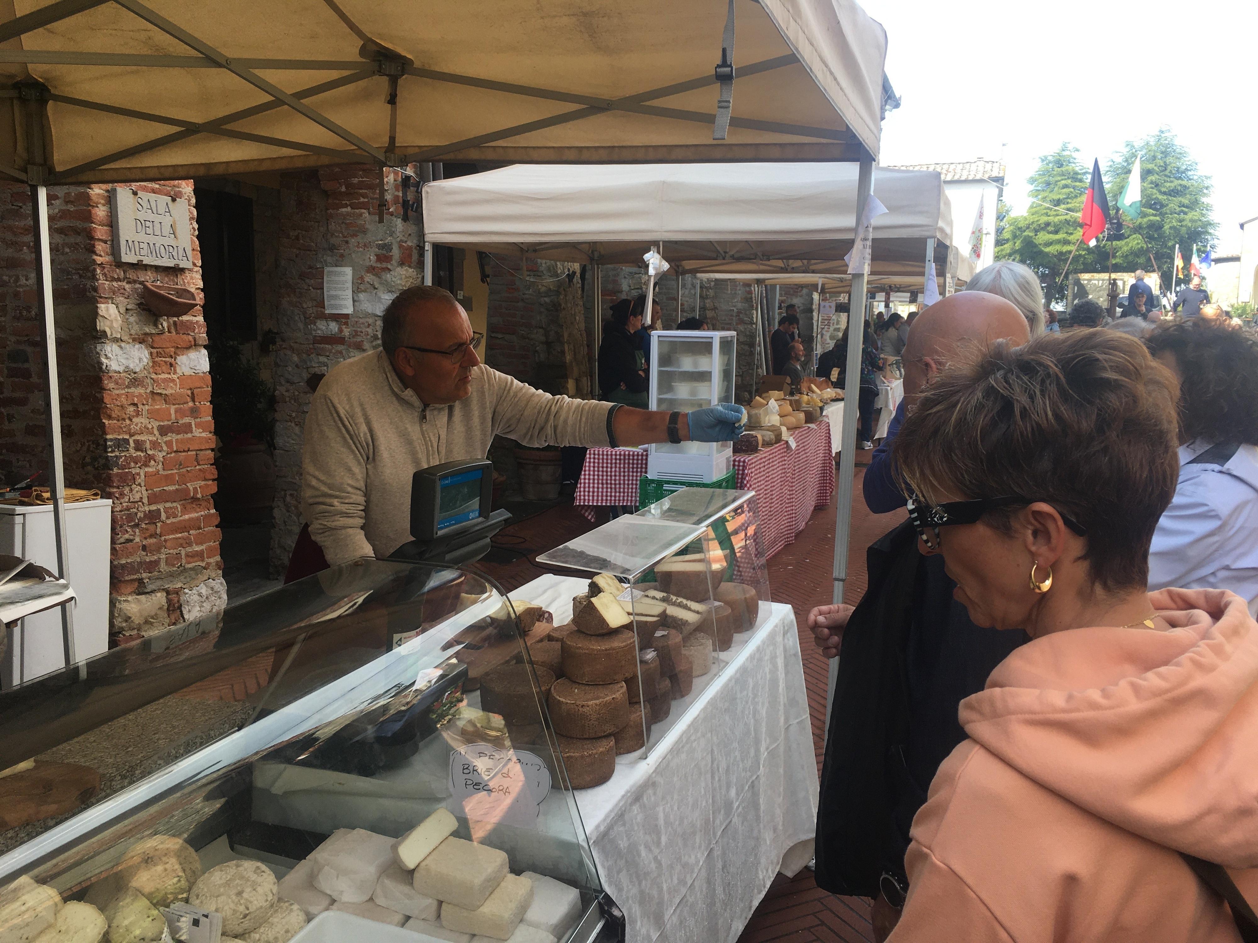 https://www.lanazione.it/image-service/view/acePublic/alias/contentid/NGRmMDcwMmUtODM1Yy00/0/mercato-del-cacio.jpeg