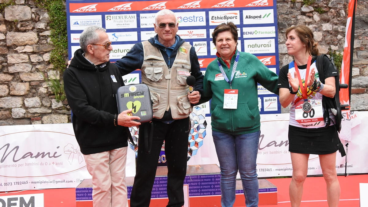 Un defibrillatore per il Csi Firenze: il dono di Regalami un sorriso