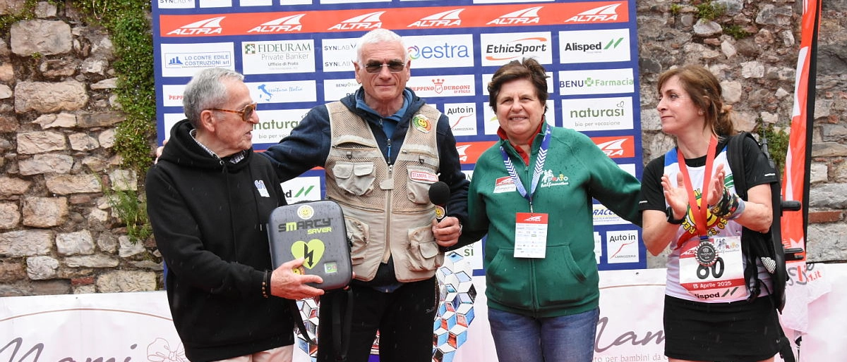 Un defibrillatore per il Csi Firenze: il dono di Regalami un sorriso