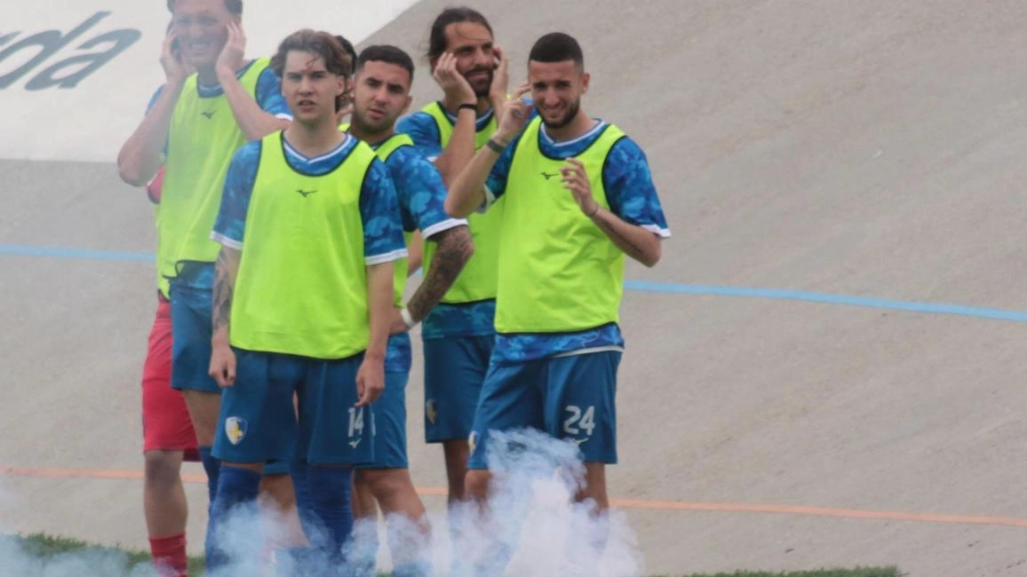 Un fumogeno in campo. Sotto alcuni tifosi guardano la gara e un’azione (foto Rastelli) Un fumogeno in campo. Sotto alcuni tifosi guardano la gara e un’azione (foto Rastelli)