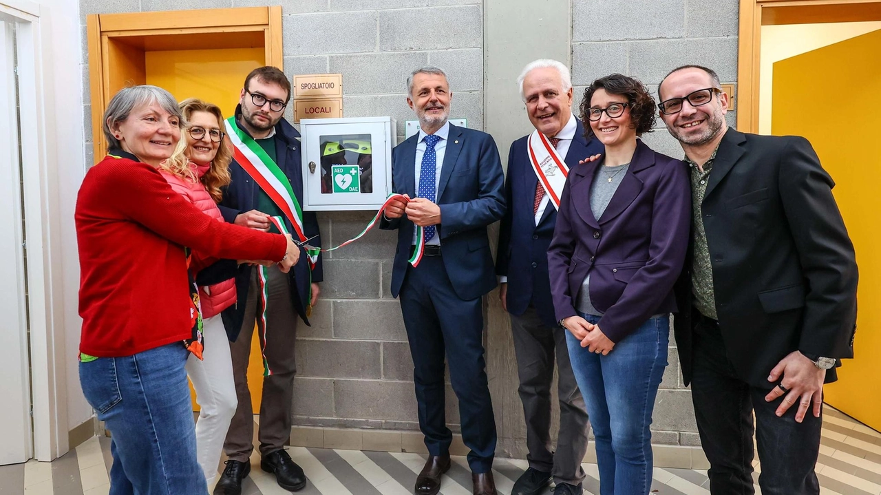 Inaugurato al Pala Giglioli anche il nuovo defibrillatore donato dal Lions Club Empoli, alla presenza tra gli altri del presidente della Regione Toscana Eugenio Giani e del sindaco di Empoli Alessio Mantellassi (Gasperini Foto/CronacheGermogli)