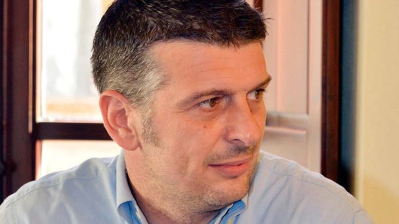 Il vicesindaco con delega ai Lavori pubblici, Dino Ponziani, illustra gli interventi previsti nel bilancio triennale di previsione che è stato approvato dal Comune di Gallicano (foto Borghesi) Il vicesindaco con delega ai Lavori pubblici, Dino Ponziani, illustra gli interventi previsti nel bilancio triennale di previsione che è stato approvato dal Comune di Gallicano (foto Borghesi)